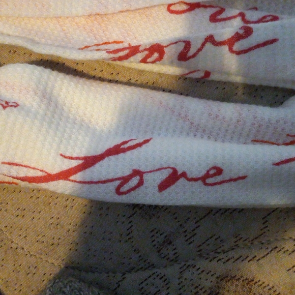 White scarf with "Love me xoxo" in pink letters - Picture 2 of 3